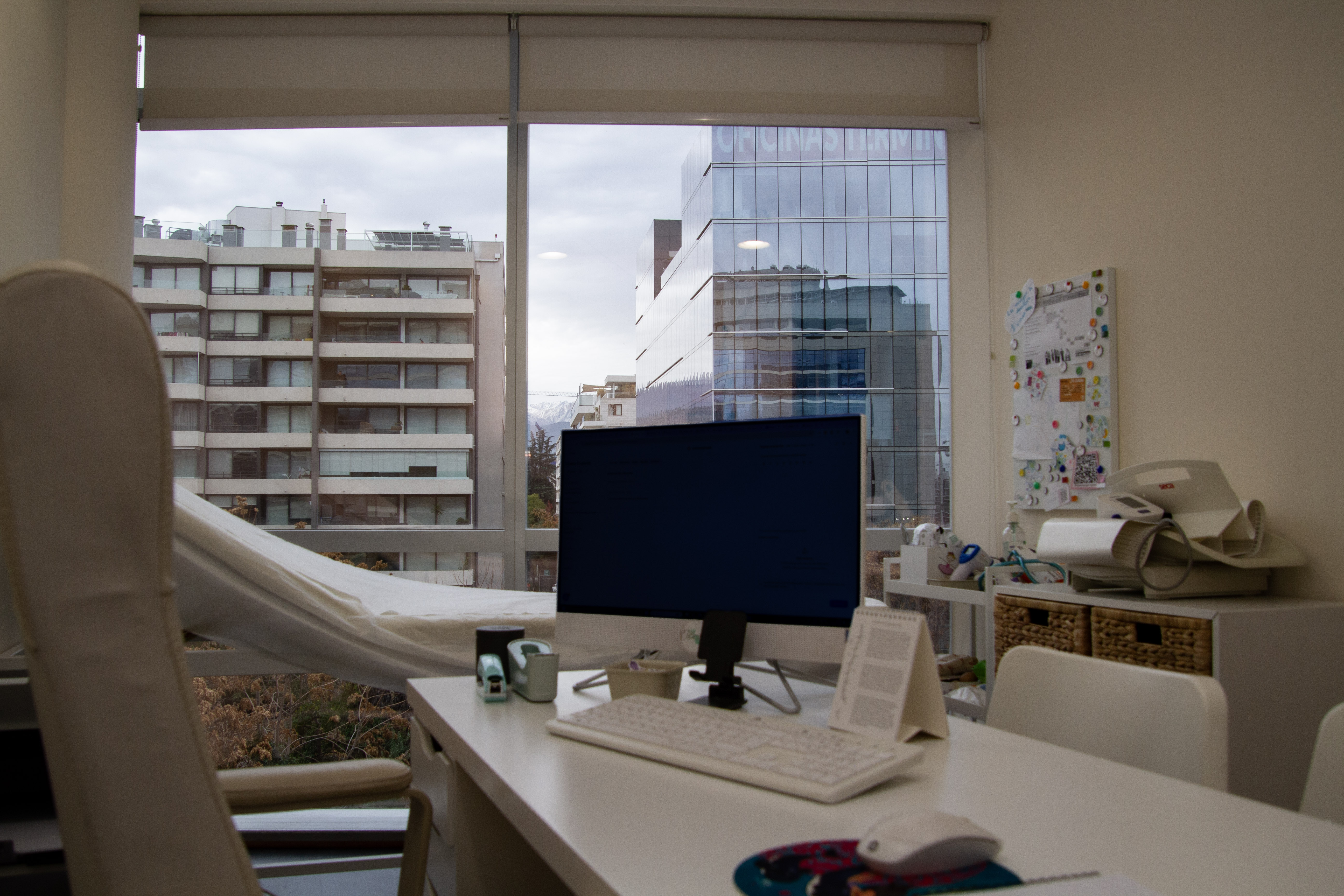 Consulta de Umma con ventanal y vista a la Cordillera desde Las Condes